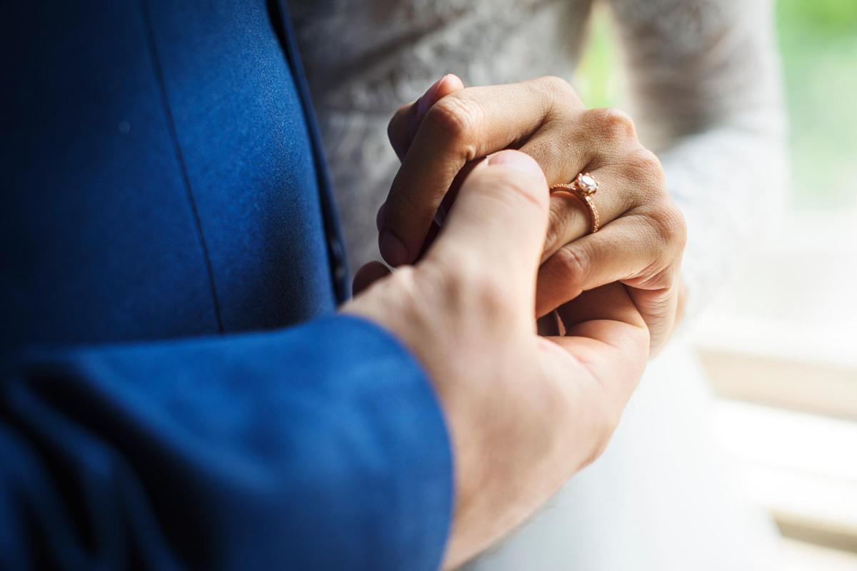 https://www.quotidianodelsud.it/wp-content/uploads/2026/08/matrimonio-fedi-sposi-123rf.jpeg