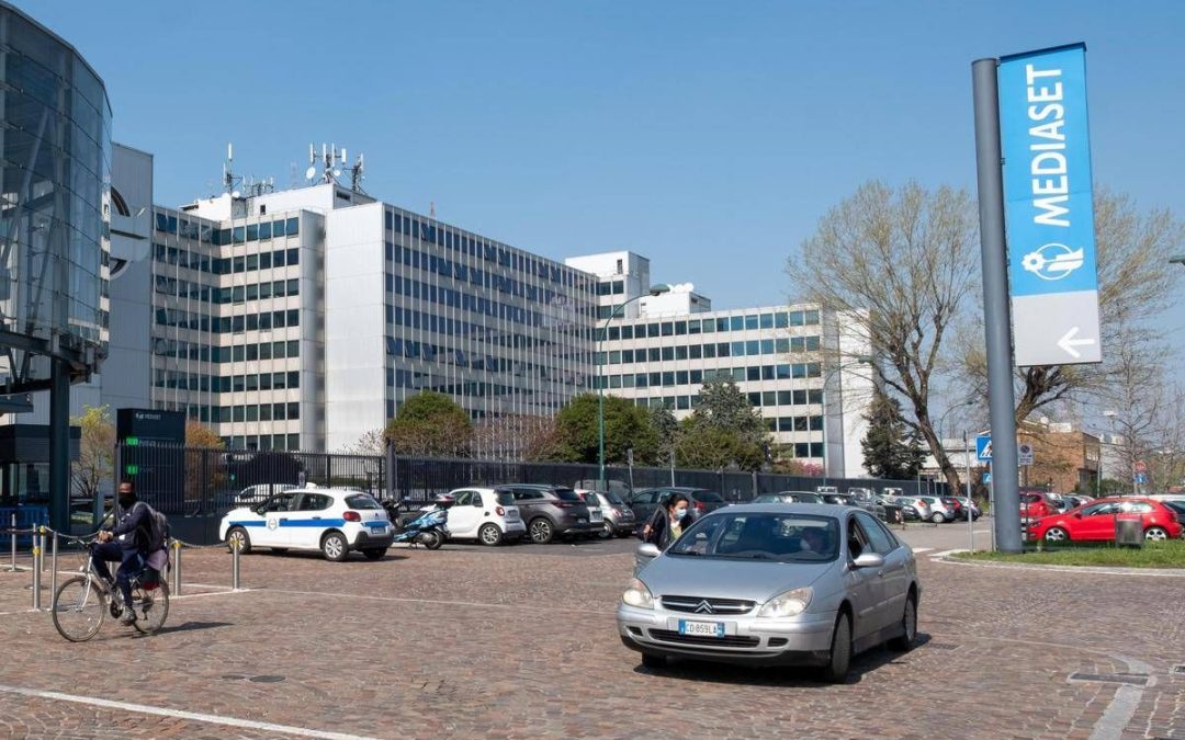 Milano, 27enne precipita da palazzina Mediaset a Cologno Monzese: è gravissima