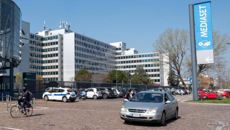 Milano, 27enne precipita da palazzina Mediaset a Cologno Monzese: è gravissima