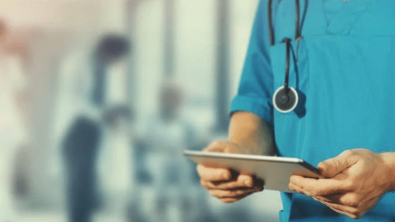 Rivela informazioni riservate, ma al telefono non c’è il paziente: medico nei guai