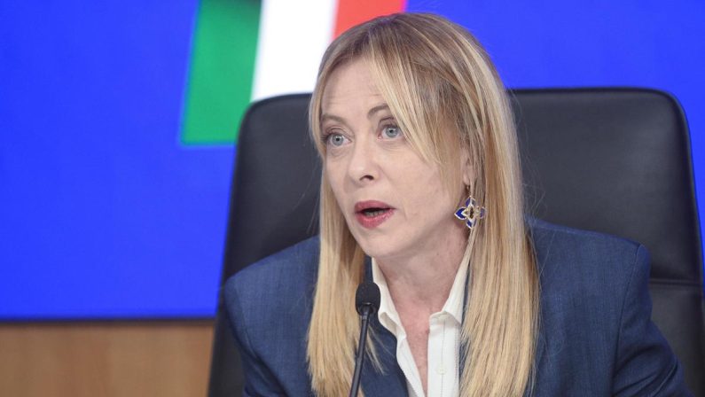 Caro carburanti, oggi il Consiglio dei ministri: sul tavolo una misura ponte