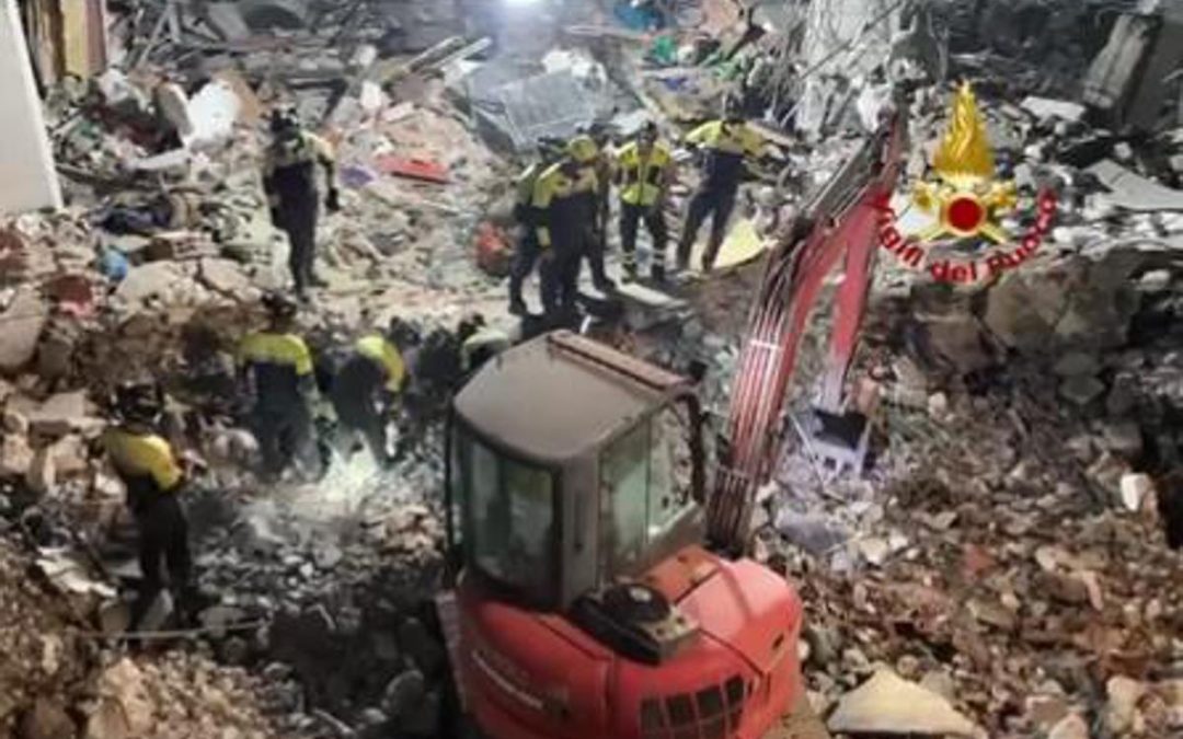 Crollo palazzina a Messina, proseguono ricerche dei tre dispersi. Malore per vigile del fuoco