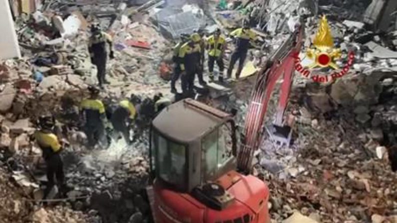 Crollo palazzina a Messina, proseguono ricerche dei tre dispersi. Malore per vigile del fuoco