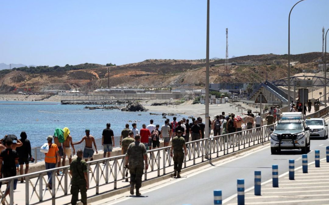 Ceuta, ancora 2500 migranti in città. Marocco: “Avevamo avvertito Spagna”. Madrid: “Falso”