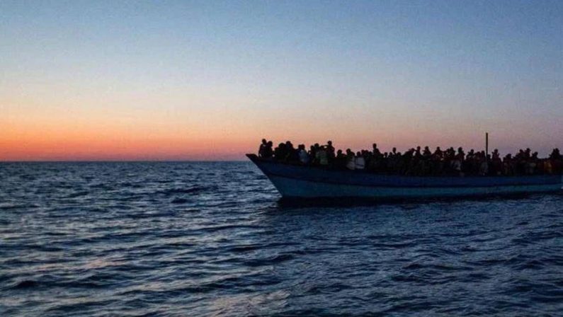 Migranti, Berlino: “Ci aspettiamo che i trasferimenti continuino”. Tajani: “Trovare un equilibrio sulle Ong”