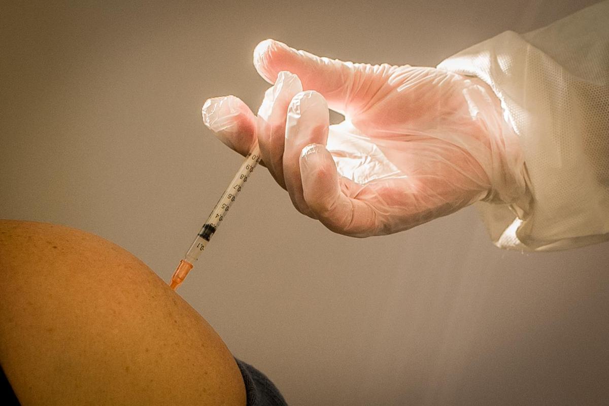 https://www.quotidianodelsud.it/wp-content/uploads/2026/08/milano-vaccinazione-anti-covid-a-infermieri-e-operatori-sanitari-del-pat-seconda-dose-vaccino-pfizer-biotech-covid19.jpeg