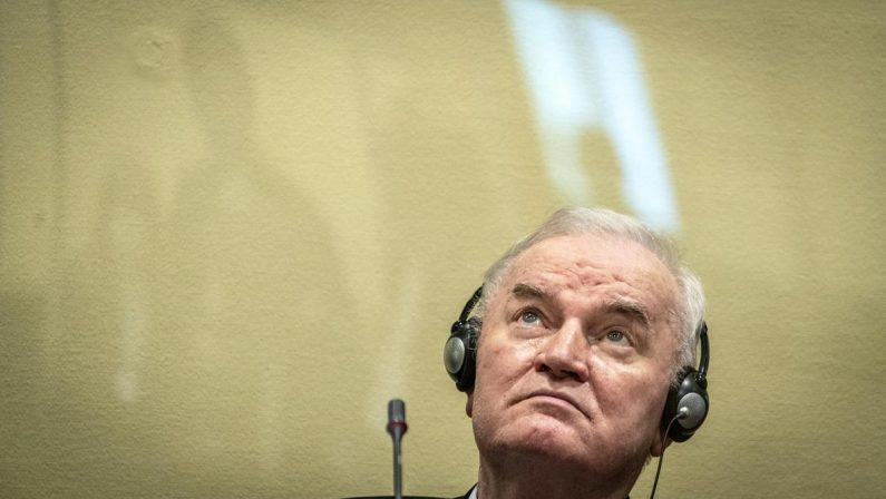 Ratko Mladic morto all’Aja, la Serbia: “Avrà tutti gli onori militari e di Stato”