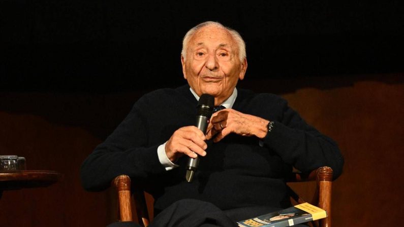 Mogol compie 90 anni, da Battisti a Sanremo: sempre a cavallo delle note