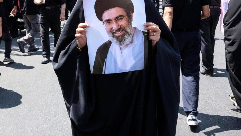 Iran, media: “Mojtaba Khamenei in condizioni critiche, potrebbe essere in punto di morte”