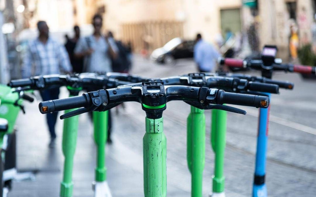 Monopattini e bike in sharing a Roma, multa Antitrust per 2,675 milioni di euro: “Hanno ostacolato corse gratis”