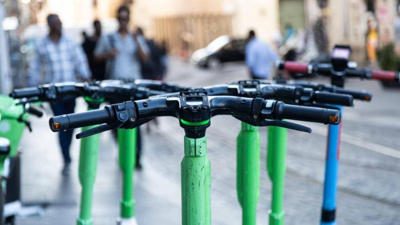 Monopattini e bike in sharing a Roma, multa Antitrust per 2,675 milioni di euro: “Hanno ostacolato corse gratis”