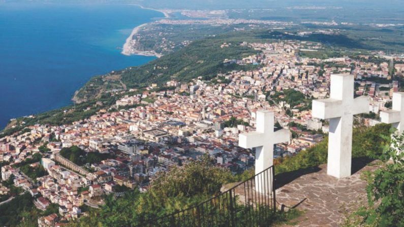 Monte Sant’Elia, un balcone sul Tirreno dove la terra bacia il mare