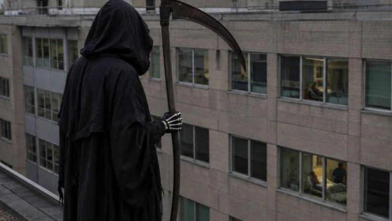 Vestito da morte sale sul tetto di un ospedale e fissa i pazienti: arrestato