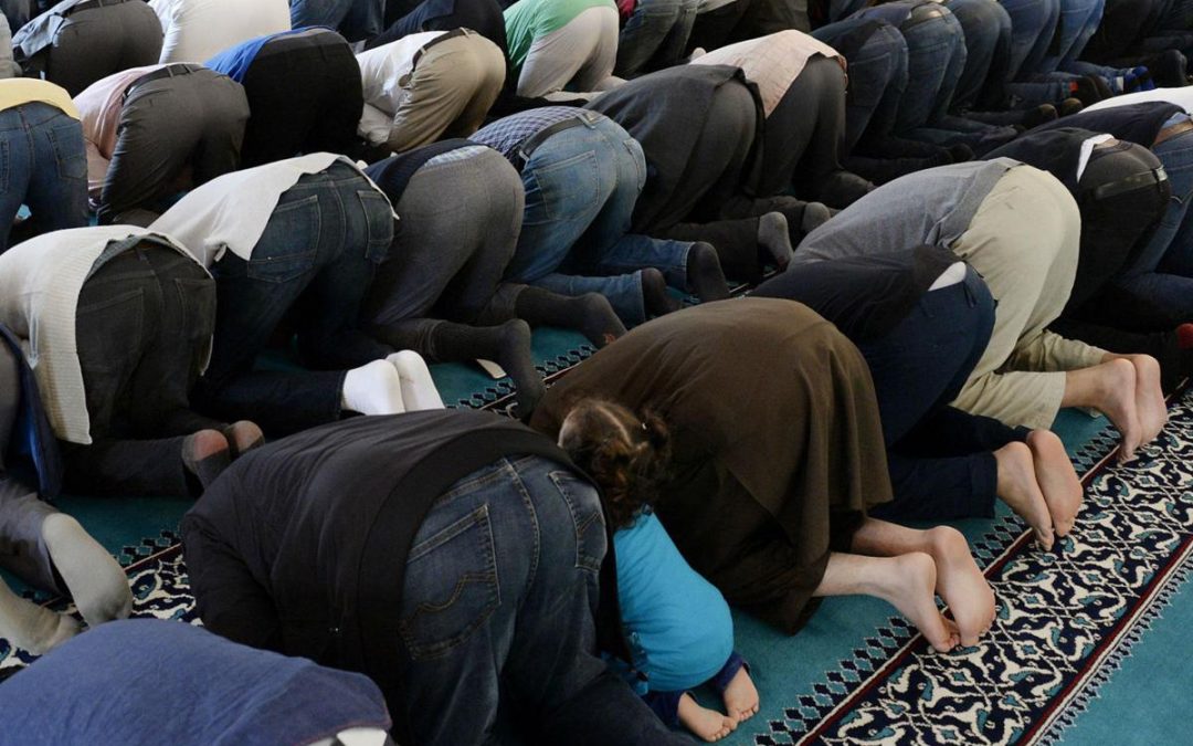 Islam, Lega prepara giro vite: da albo delle moschee a registro degli imam, arriva il reato di prediche radicali