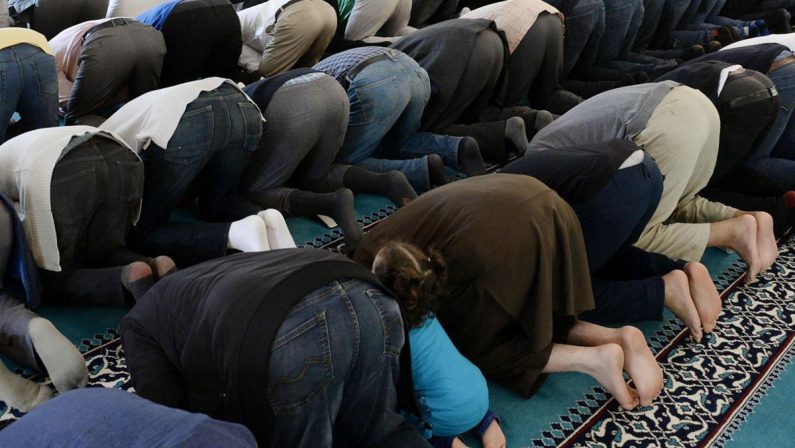 Islam, Lega prepara giro di vite: da albo delle moschee a registro degli imam, arriva il reato di prediche radicali