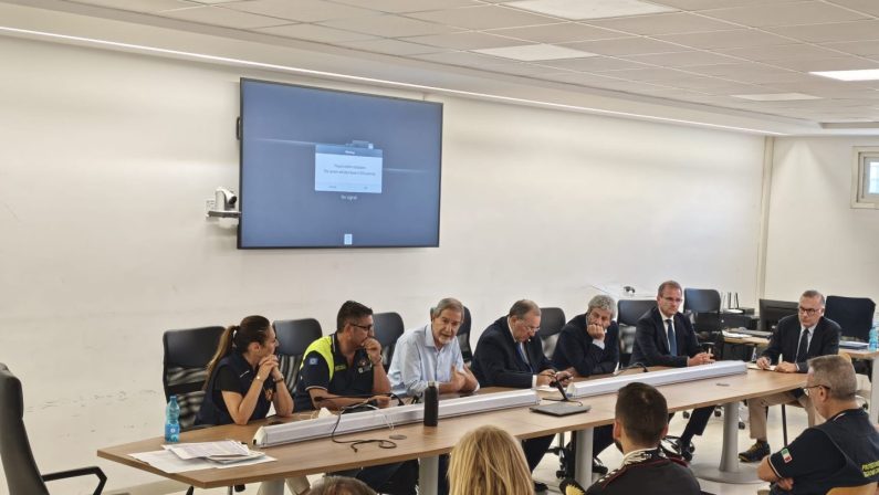 Terremoto ai Campi Flegrei, Musumeci a Pozzuoli per una riunione operativa. Fico “Stiamo intervenendo su tutte le criticità”