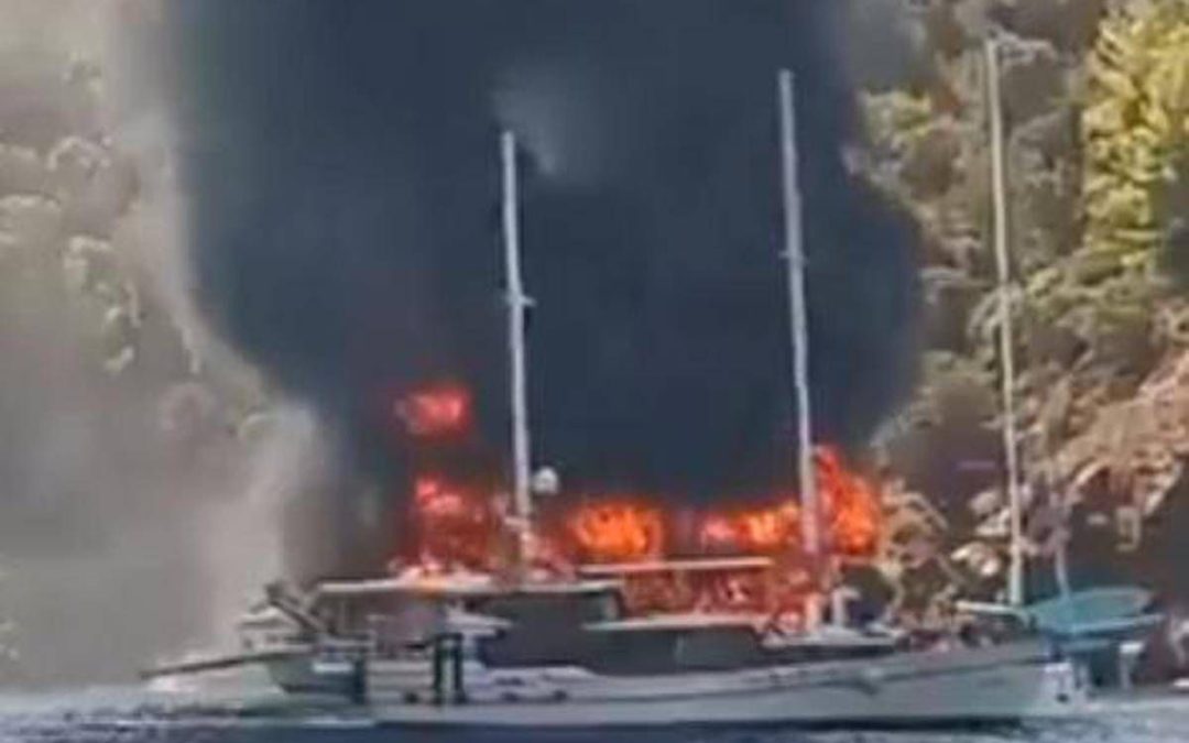 Turchia, incendio a bordo di una nave turistica: oltre cento passeggeri evacuati