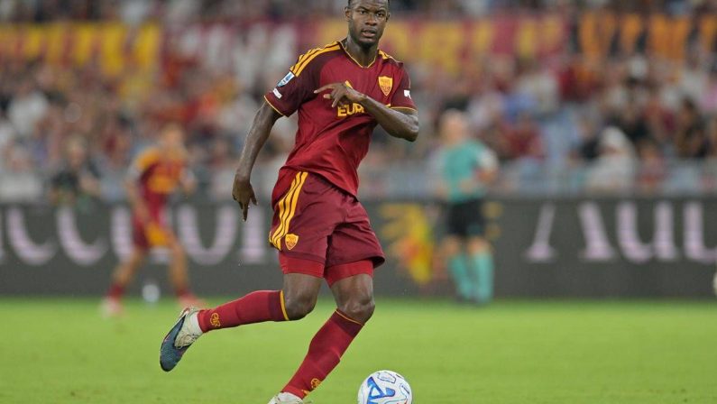 Roma, si ferma Ndicka: infortunio nel riscaldamento contro il Lecce