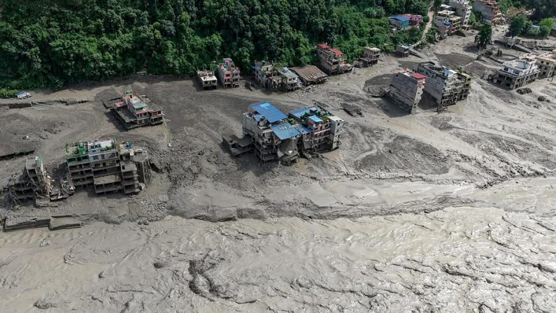 Tutto quello che sappiamo, ad oggi, dell’alluvione in Nepal e Tibet: morti, dispersi e motivi del disastro