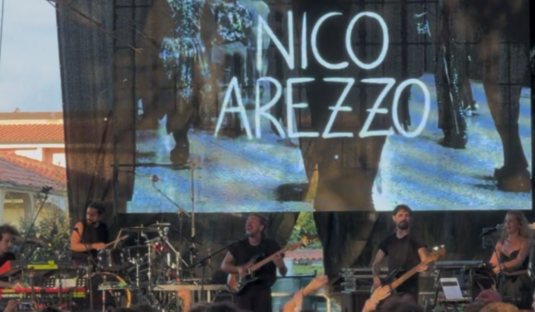 Nico Arezzo e la sua band sul Palco Pineta del Color fest