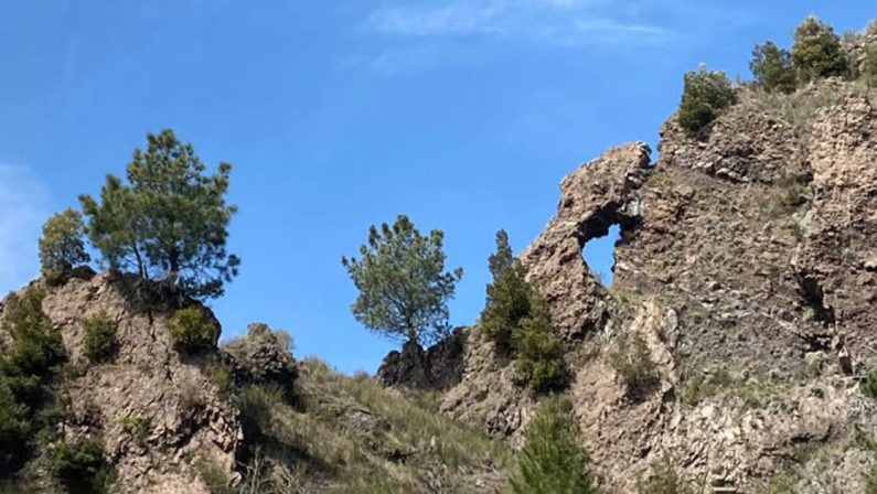 Crolla “l’occhio del diavolo”: scompare uno dei simboli della Valle dell’Inferno nel parco del Vesuvio