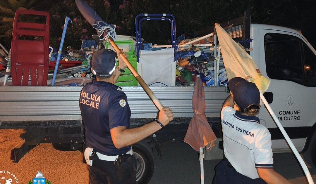 Ombrelloni “selvaggi” a Steccato di Cutro, scatta il  blitz della Guardia costiera