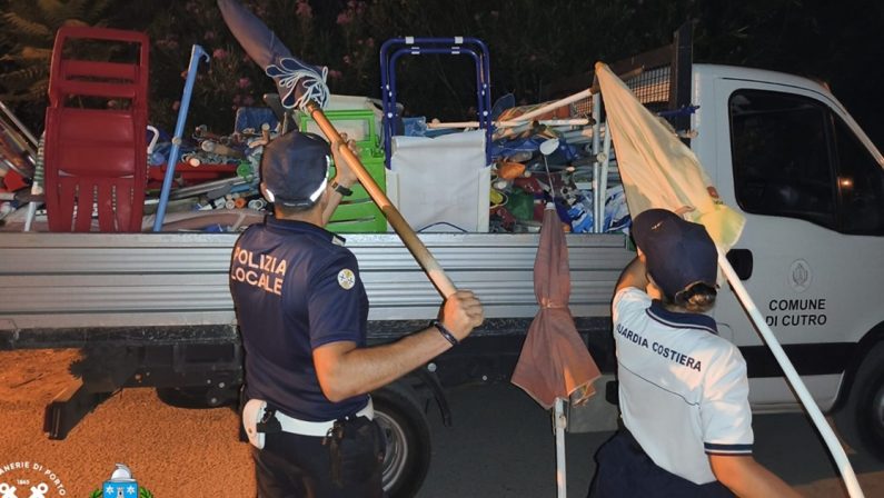 Gli ombrelloni "selvaggi" sequestrati a Steccato di Cutro