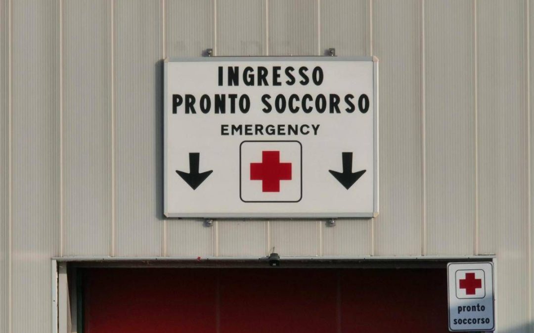 Chieti, difende il figlio durante una lite e viene colpito con un pugno: 50enne in coma