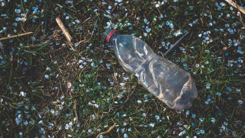 Una bottiglia incastrata nella ruota, il nuovo metodo dei ladri di auto