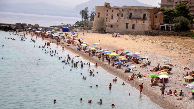 Caldo record, venerdì bollente: oggi bollino rosso in 9 città, c’è anche Roma