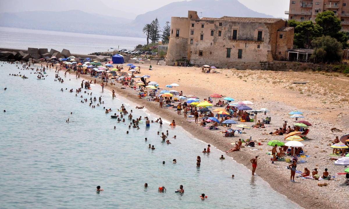 https://www.quotidianodelsud.it/wp-content/uploads/2026/08/palermo-spiaggia8-ipa.jpeg