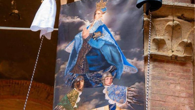 Palio di Siena 16 agosto, il Drappellone fa discutere: polemiche sul volto della Madonna ‘androgina’