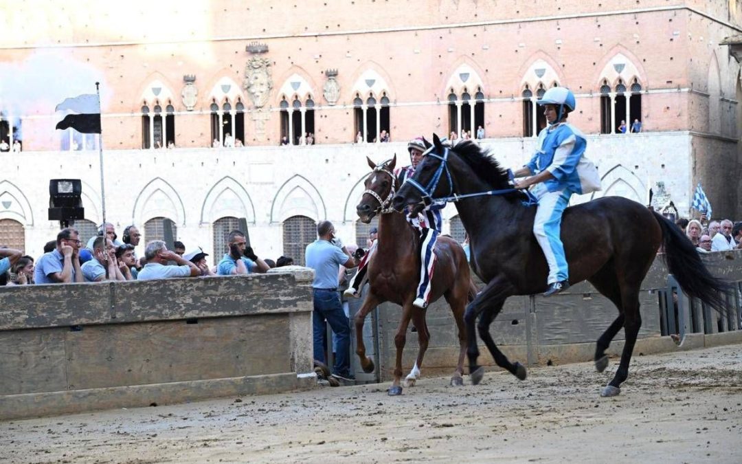 Palio di Siena, la Contrada dell’Onda vince la prima prova