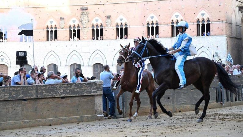 Palio di Siena, la Contrada dell’Onda vince la prima prova