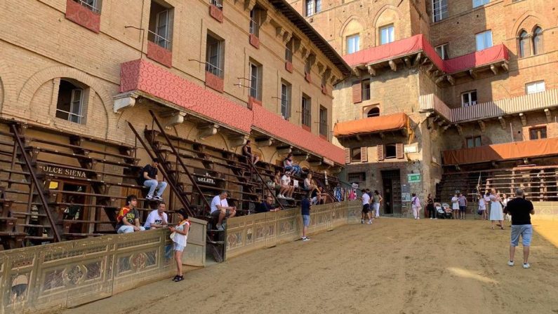 Palio di Siena, oggi si corre? Sole su Piazza del Campo