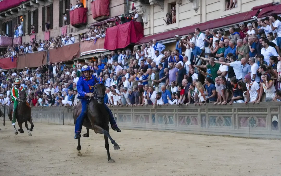 Palio di Siena, dopo 28 anni torna al successo la contrada del Nicchio. 13° trionfo di Tittia