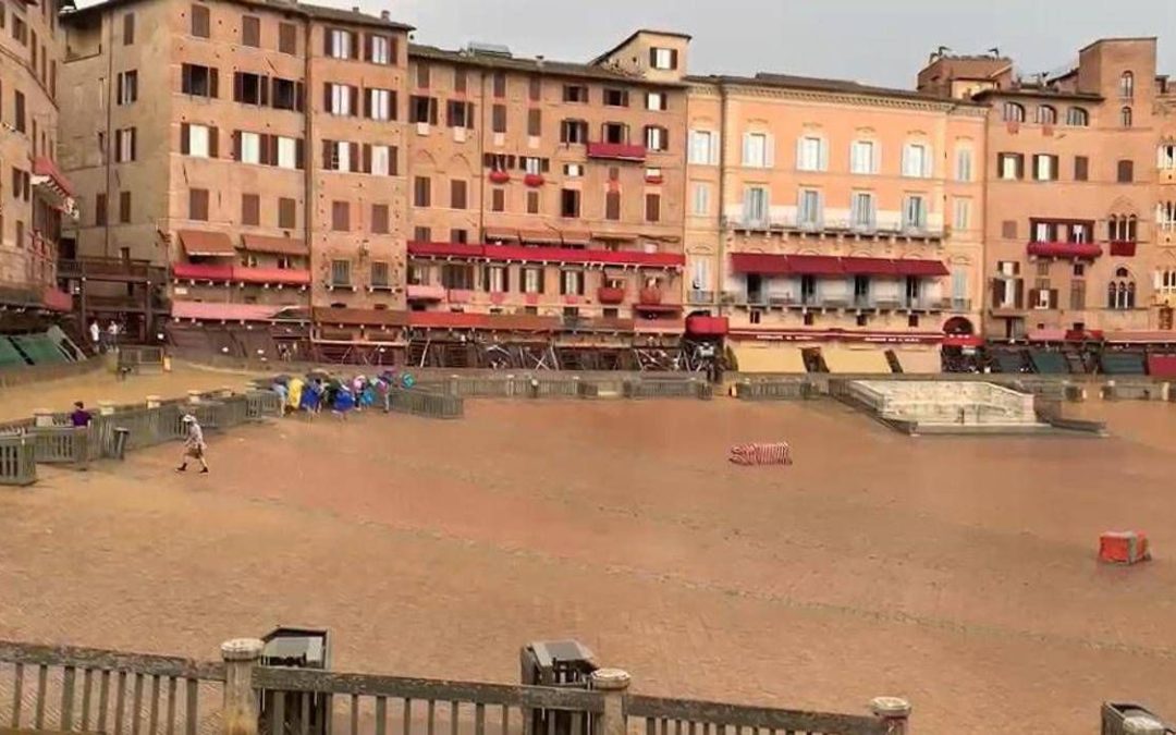 Palio di Siena, pioggia su piazza del Campo: Carriera verso nuovo rinvio