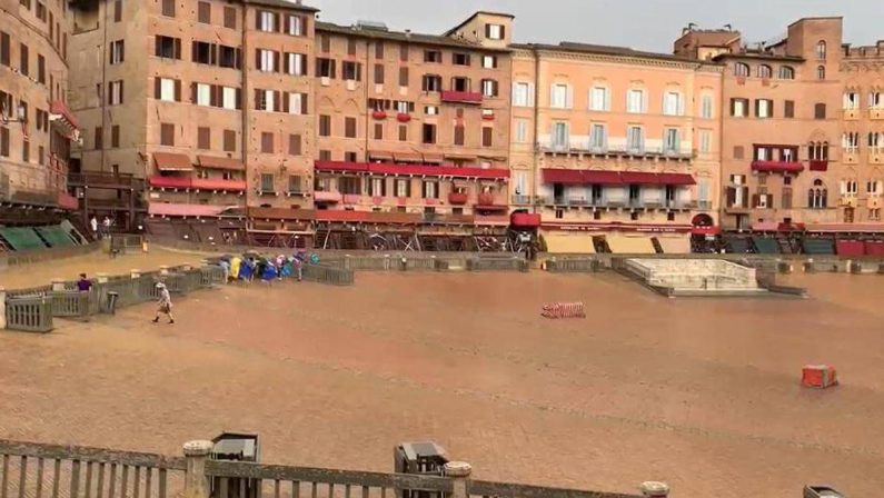 Palio di Siena, pioggia su piazza del Campo: Carriera verso nuovo rinvio