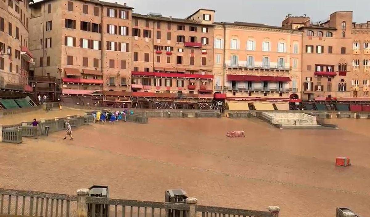 https://www.quotidianodelsud.it/wp-content/uploads/2026/08/palio-siena-pioggia-fi.jpeg