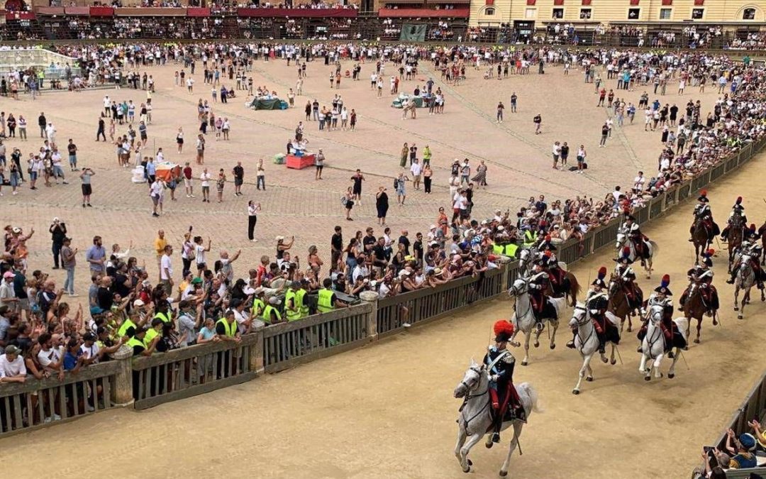 Palio di Siena, il Nicchio torna a vincere dopo 28 anni: Tittia firma il cappotto personale (con brivido finale)