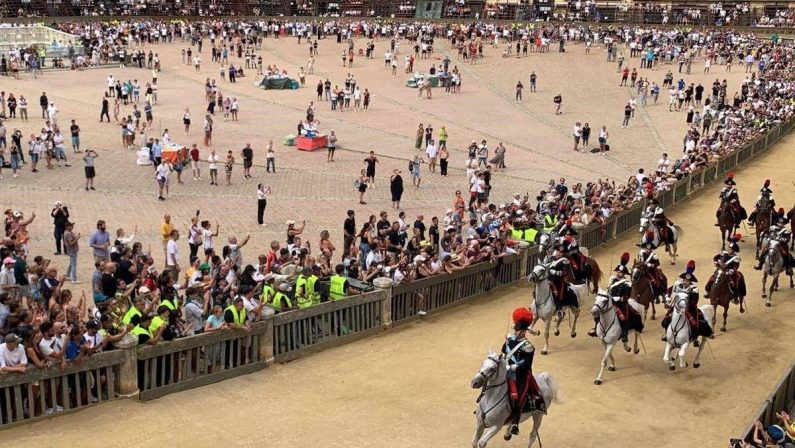 Palio di Siena, il Nicchio torna a vincere dopo 28 anni: Tittia firma il cappotto personale (con brivido finale)