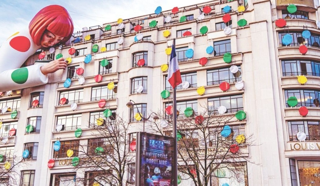 A Parigi una Yayoi Kusama gigantesca sembra arrampicarsi sulla sede Vuitton per realizzare i suoi pois colorati