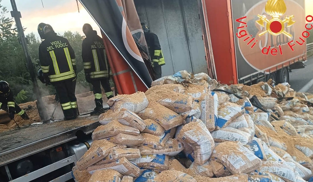 Si incendia autotreno con pellet sulla A2 tra Lamezia e Falerna, disagi al traffico per diverse ore