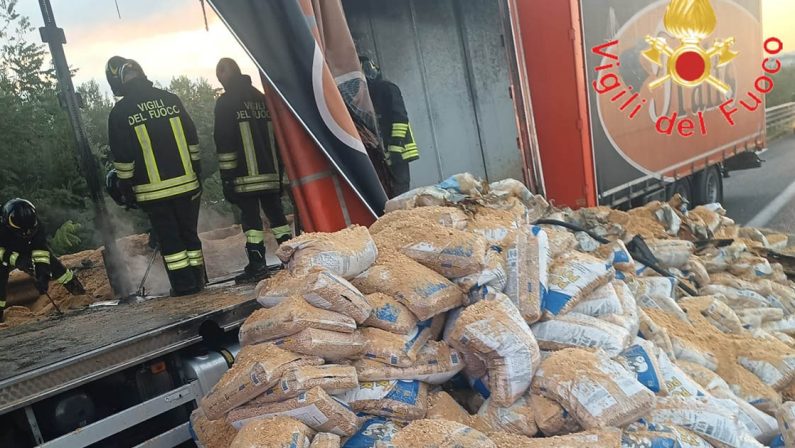 Si incendia autotreno con pellet sulla A2 tra Lamezia e Falerna, disagi al traffico per diverse ore