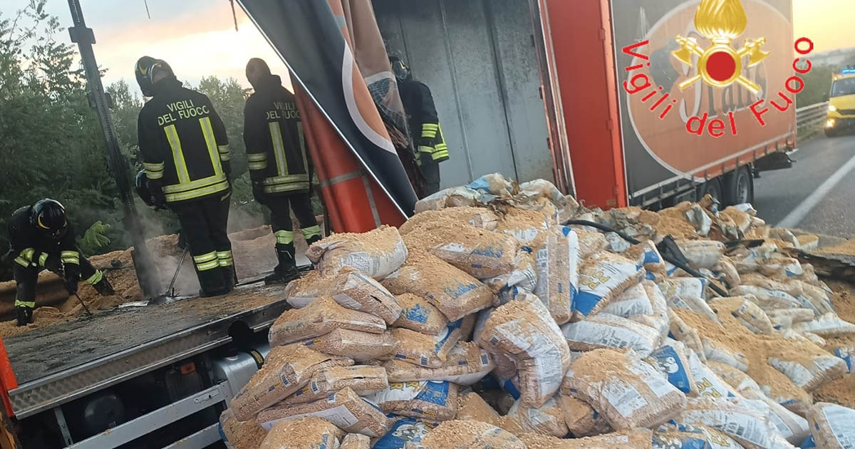 https://www.quotidianodelsud.it/wp-content/uploads/2026/08/pellet-incendio-tir-lamezia.jpeg