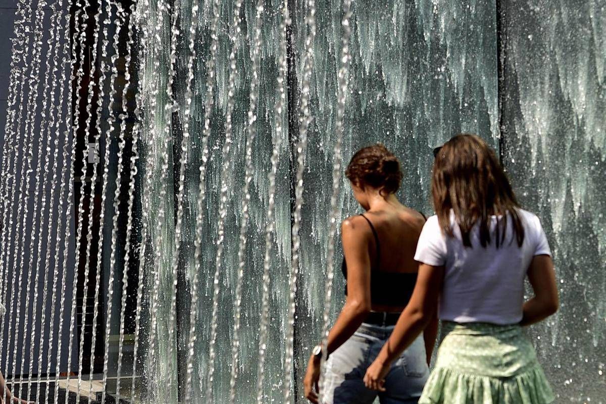 https://www.quotidianodelsud.it/wp-content/uploads/2026/08/persone-ragazze-si-rinfrescano-nella-fontane-per-il-caldo-afoso.jpeg