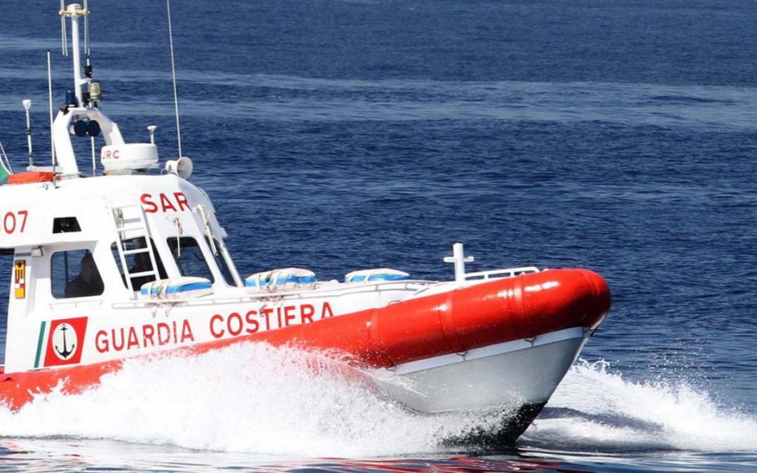 Barletta, fa il bagno in mare di sera e ha un malore in acqua: morto 69enne