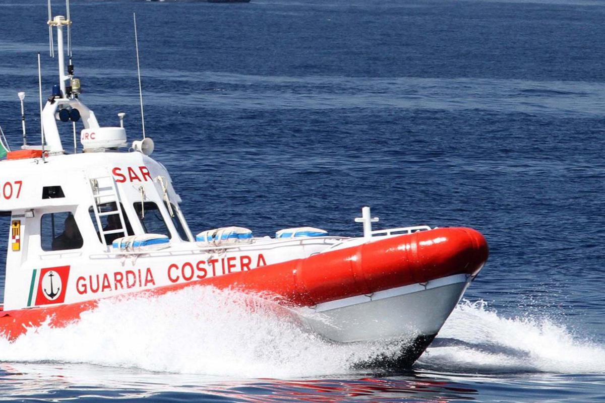 https://www.quotidianodelsud.it/wp-content/uploads/2026/08/peschereccio-affondato-a-ischia.jpeg