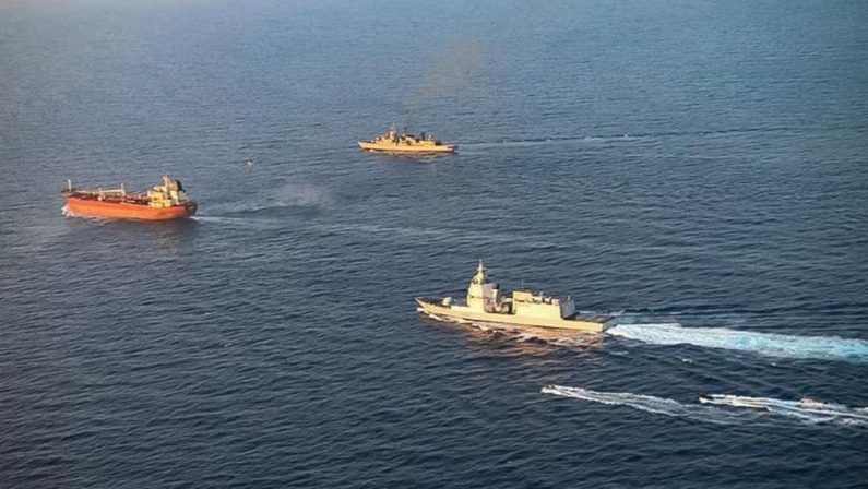 Nave della Marina abborda petroliera della ‘flotta ombra’ russa a Pantelleria
