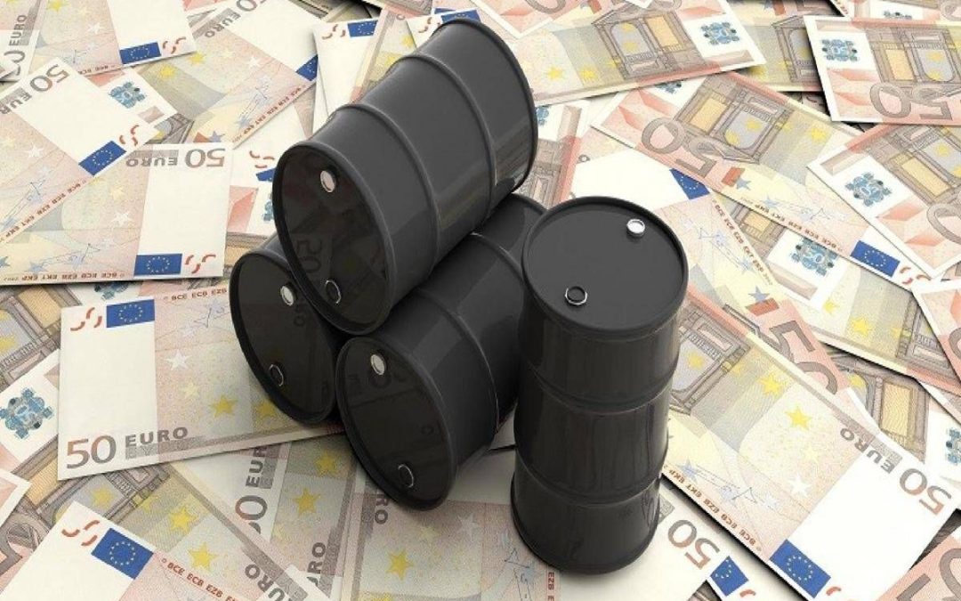 Prezzi petrolio in calo, Brent e WTI scendono: quanto costano benzina e diesel oggi